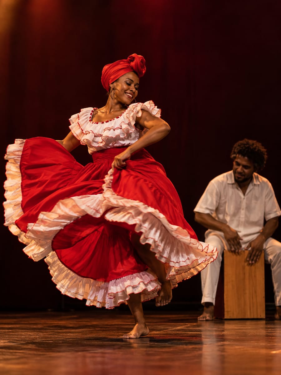 Imagen ilustrativa generada: Bailarina de festejo con falda de volantes y músico con cajón peruano