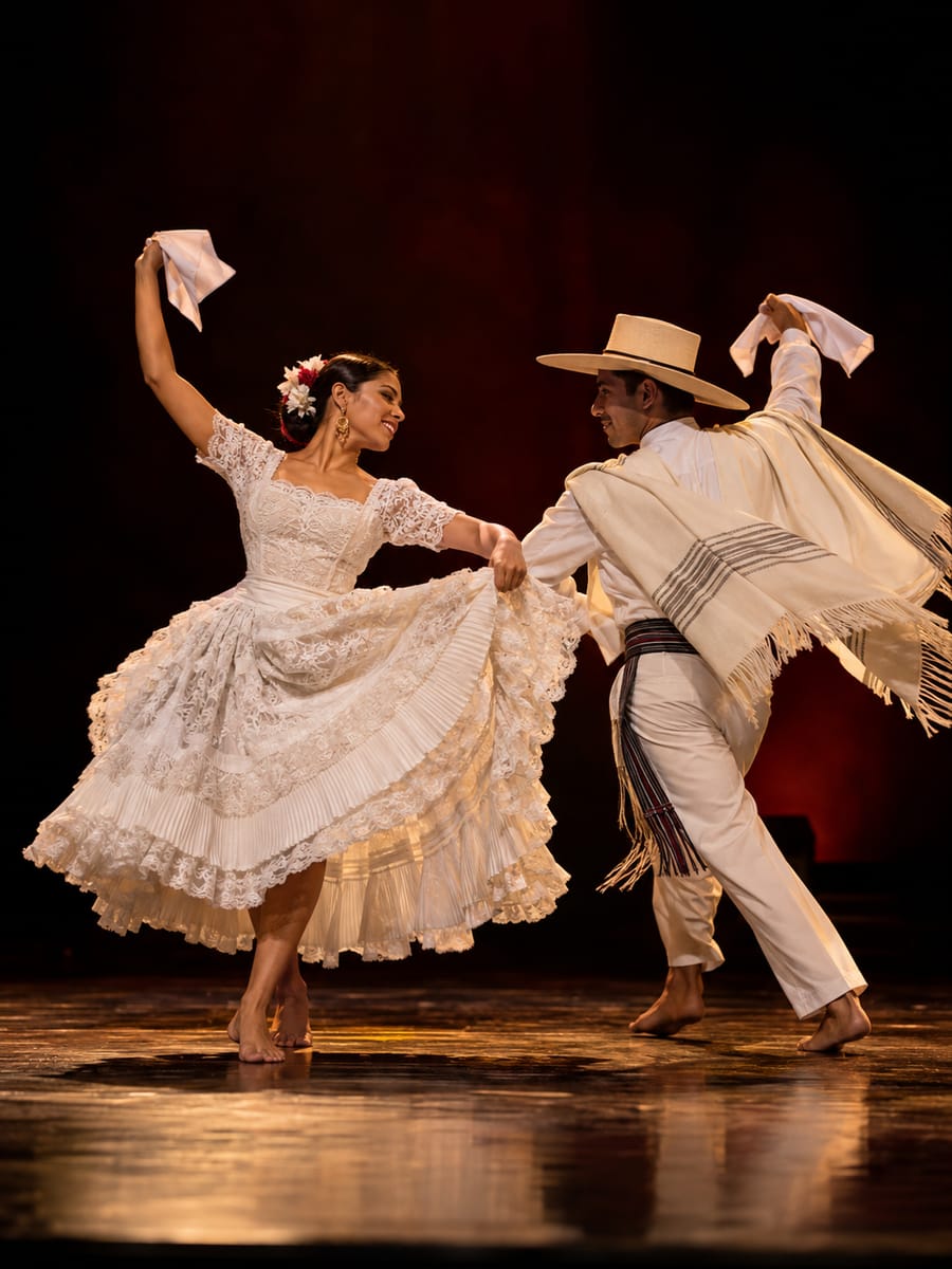 Imagen ilustrativa generada: Pareja bailando marinera con trajes blancos y pañuelos